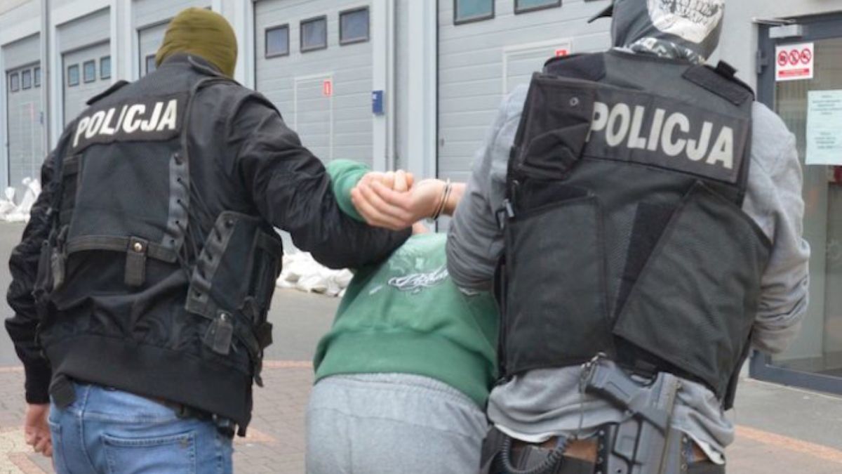 Pseudokibic próbował schować się przed policjantami pod kołdrą