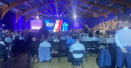 Niektórzy musieli wyjść. Puste krzesła na konferencji PiS-u