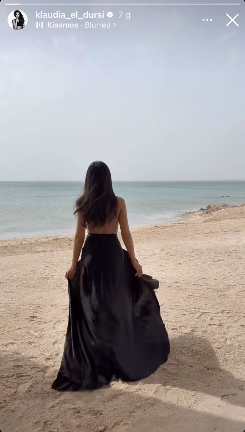 Klaudia el Dursi hasa po plaży w śmiałej stylizacji 