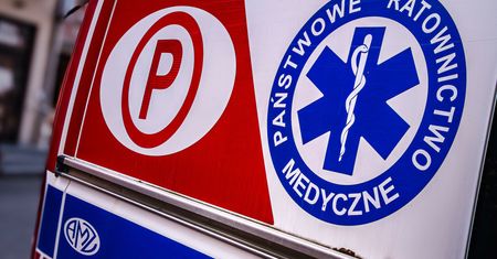 Zwierzę rzuciło się na kobietę. Pies nie żyje, właścicielka w szpitalu