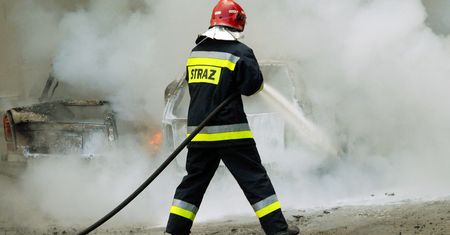 Tajemniczy pożar w Małopolsce. W samochodzie znaleziono zwęglone zwłoki