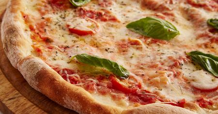 Pizza, która nie istnieje. Zamiast porno z gwiazdami, deepfake generuje placki z serem