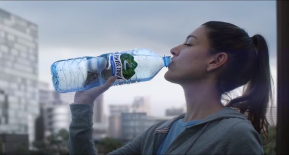 Żywiec Zdrój reklamuje wody niegazowane hasłem „Zrównoważona przez naturę". Nowy logotyp i opakowanie