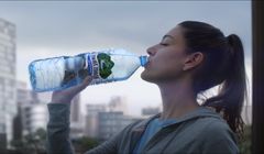 Żywiec Zdrój reklamuje wody niegazowane hasłem „Zrównoważona przez naturę". Nowy logotyp i opakowanie