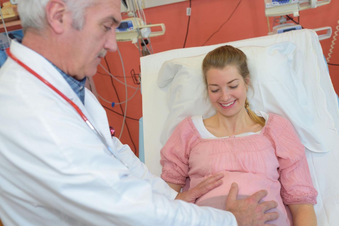 Poród naturalny – przebieg porodu, pozycje ciała, zalety