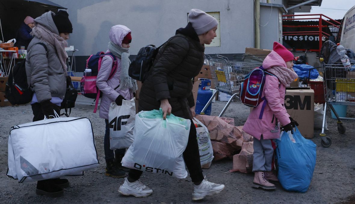 Ukraińska rodzina, która właśnie przekroczyła granicę ukraińsko-polską. Medyka, 2 marca 2022 roku