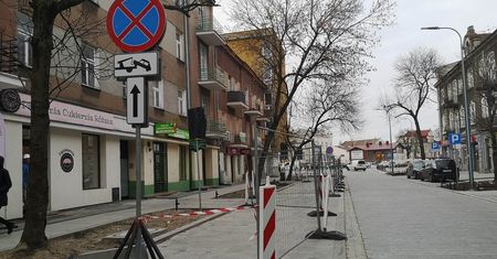 Karteczki z informacją nie pomogły, więc do akcji ruszył holownik. Sześć aut odholowano z remontowanej ulicy