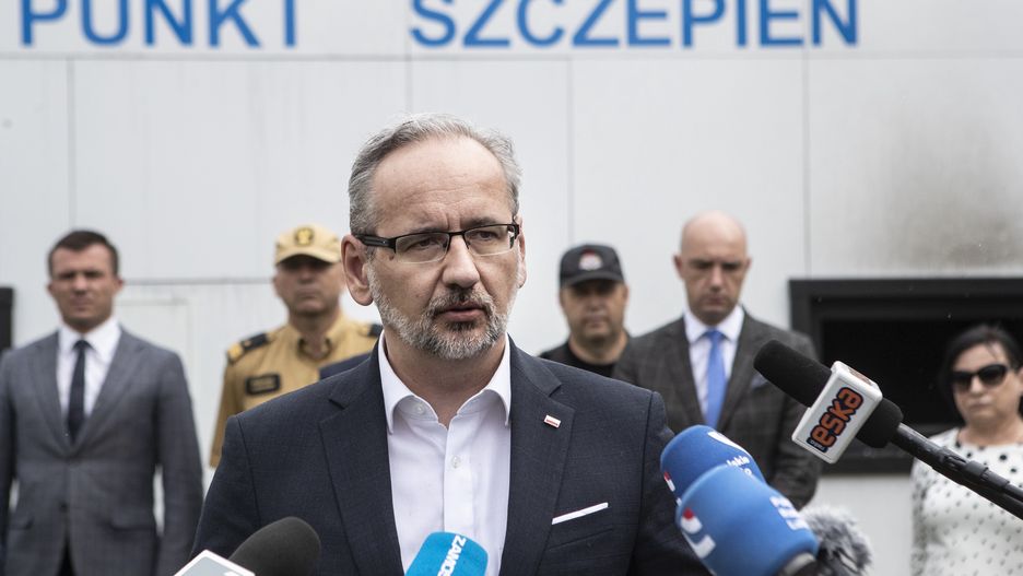 02.08.2021. Zamosc. Konferencja prasowa ministra zdrowia Adama Niedzielskiego przed spalonym mobilnym punktem szczepien przeciwko Covid-19.