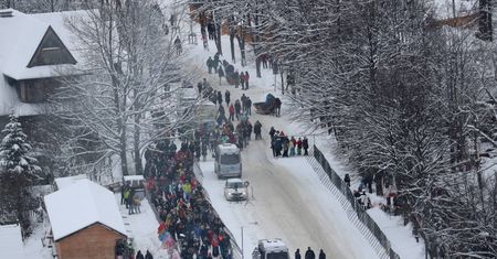 "Polacy jeżdżą na nartach, piją i imprezują". Zagraniczne media o poluzowaniu obostrzeń w Polsce