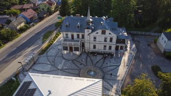 Klucze: Aż ciężko uwierzyć, że jeszcze kilka lat temu ten pałac był ruiną. Tak dziś prezentuje się największy zabytek w gminie