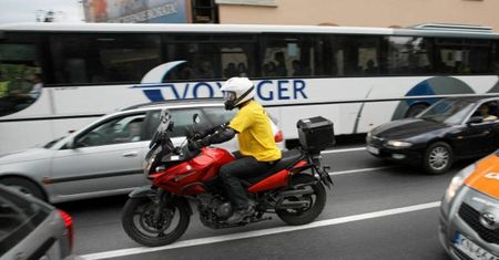 Motocykl vs samochód w korku - i kto ma rację? Rozmowa z instruktorem motocyklowym