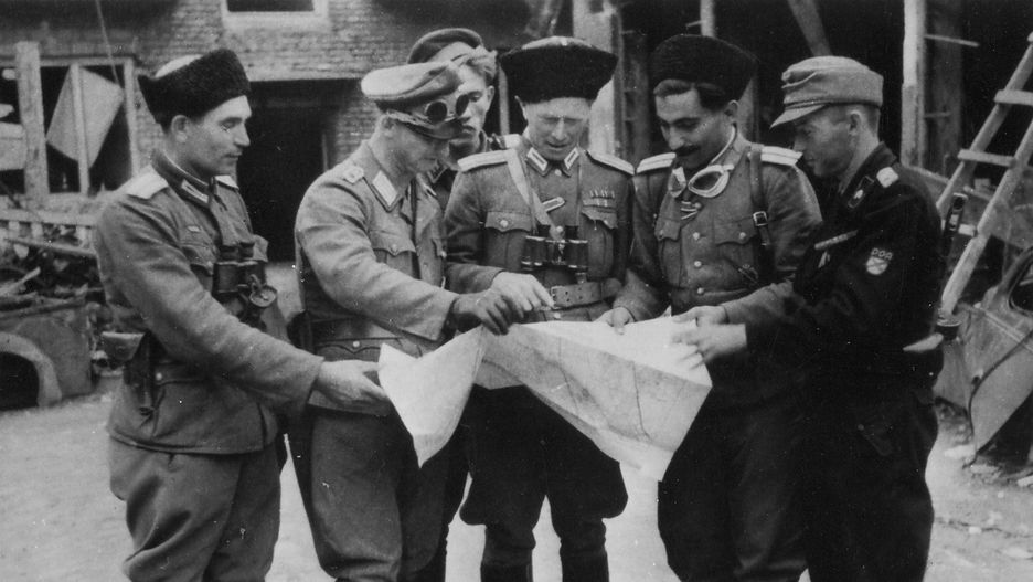 Oficerowie SS RONA w Warszawie. W środku Iwan Frołow, który dowodził oddziałem oddelegowanym do pacyfikacji powstania  
