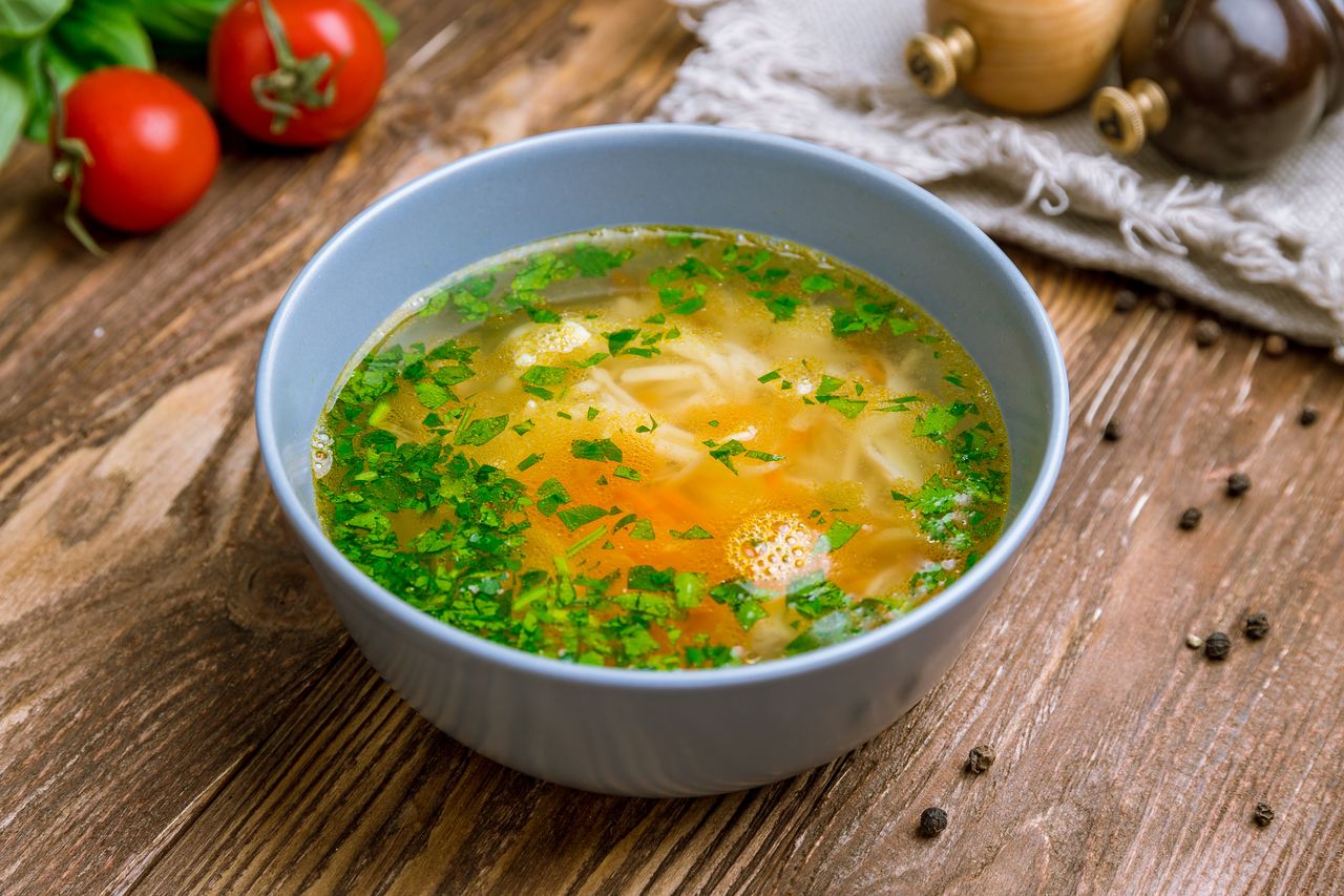 Zanim zalejesz wodą, wstaw do piekarnika. Rosół wychodzi sto razy smaczniejszy bez kropli maggi