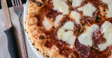 Pizza z serem w brzegach. Przepis na szybki obiad
