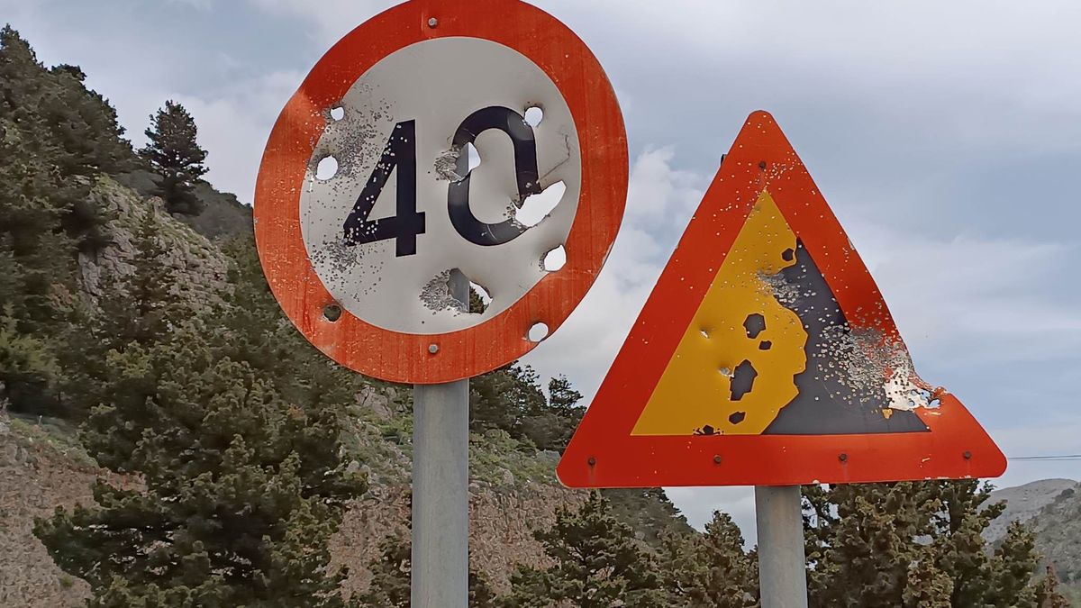 Podróżując górskimi drogami na Krecie można natknąć się na podziurawione znaki drogowe