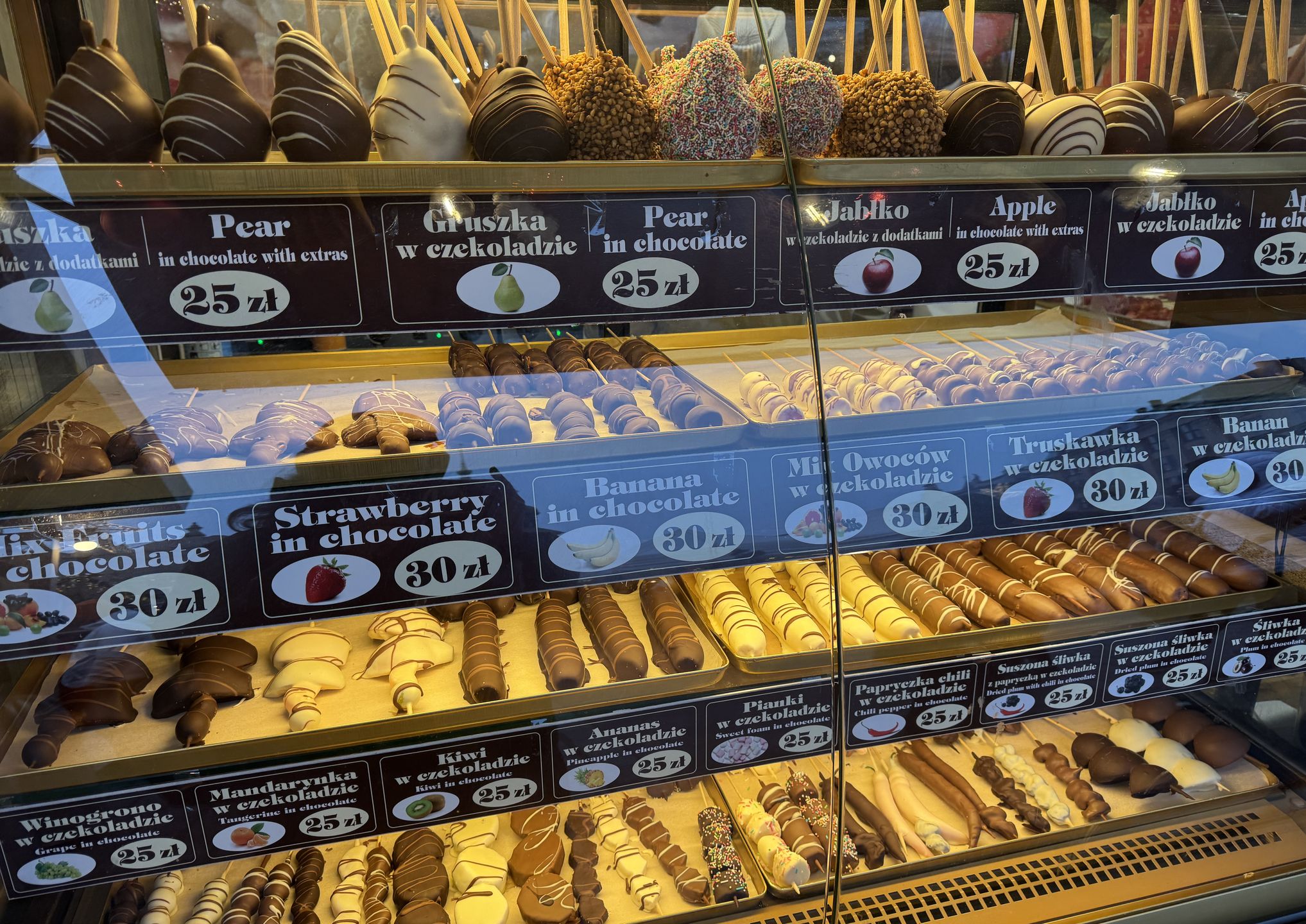 Owoce w czekoladzie na jarmarku 