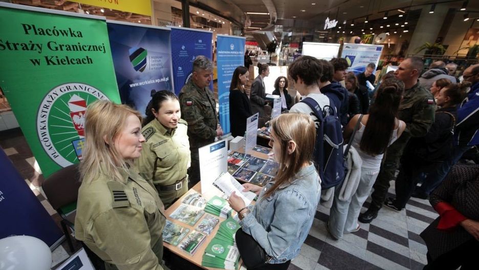  Młodzież, dorośli i seniorzy poszukiwali ciekawych ofert w Galerii Korona podczas Targów Pracy