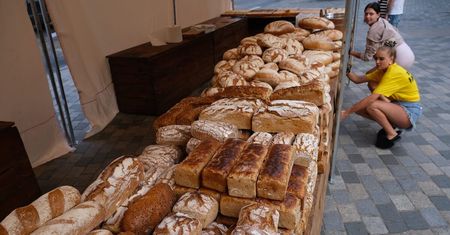Europejski Festiwal Smaku 2024. Wystawcy rozstawiają swoje stoiska. Otwarcie Jarmarku Inspiracji w samo południe