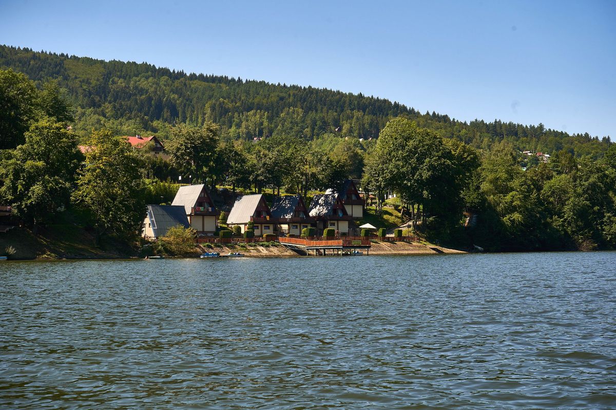 Domki nad jeziorem