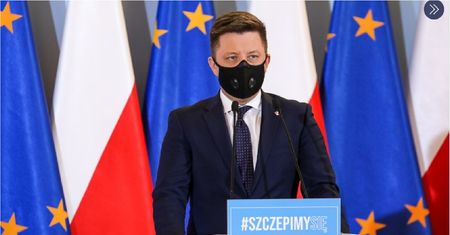 Szczepionki. Dworczyk wyjaśnia, że rząd nie rozważał drogi sądowej wobec Pfizera