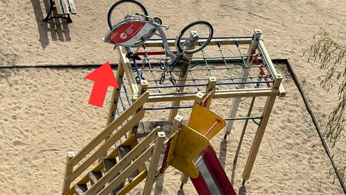 Ostrów Wielkopolski: Ktoś wrzucił rower na "dach" placu zabaw