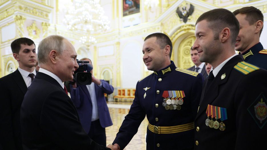 Prezydent Rosji Władimir Putin wymienia uściski dłoni z absolwentami wyższych uczelni wojskowych. Teraz mogą iść na front