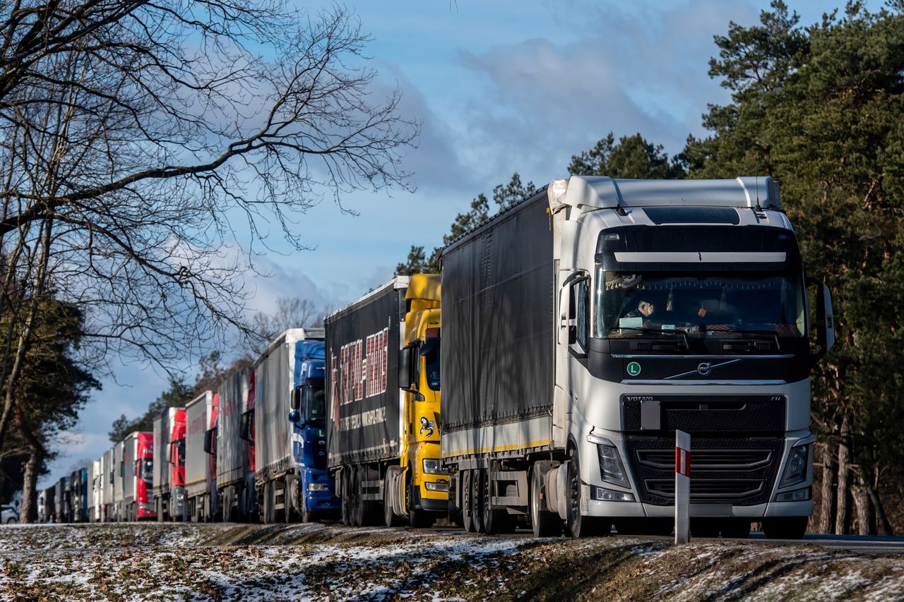 Firmy transportowe toną w długach. Do oddania jest ponad miliard złotych