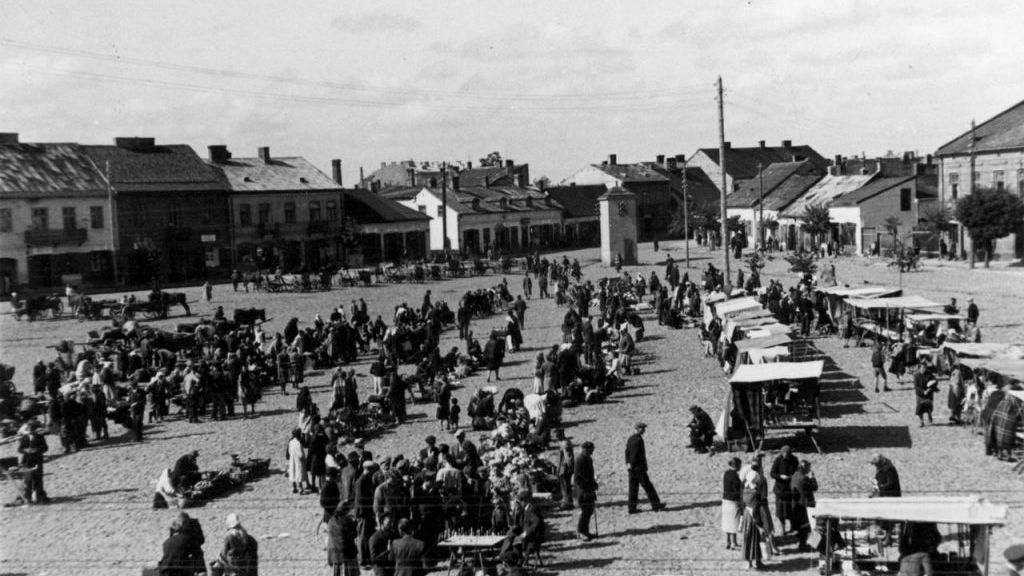 Plac targowy w Końskich na zdjęciu z 1943 roku 