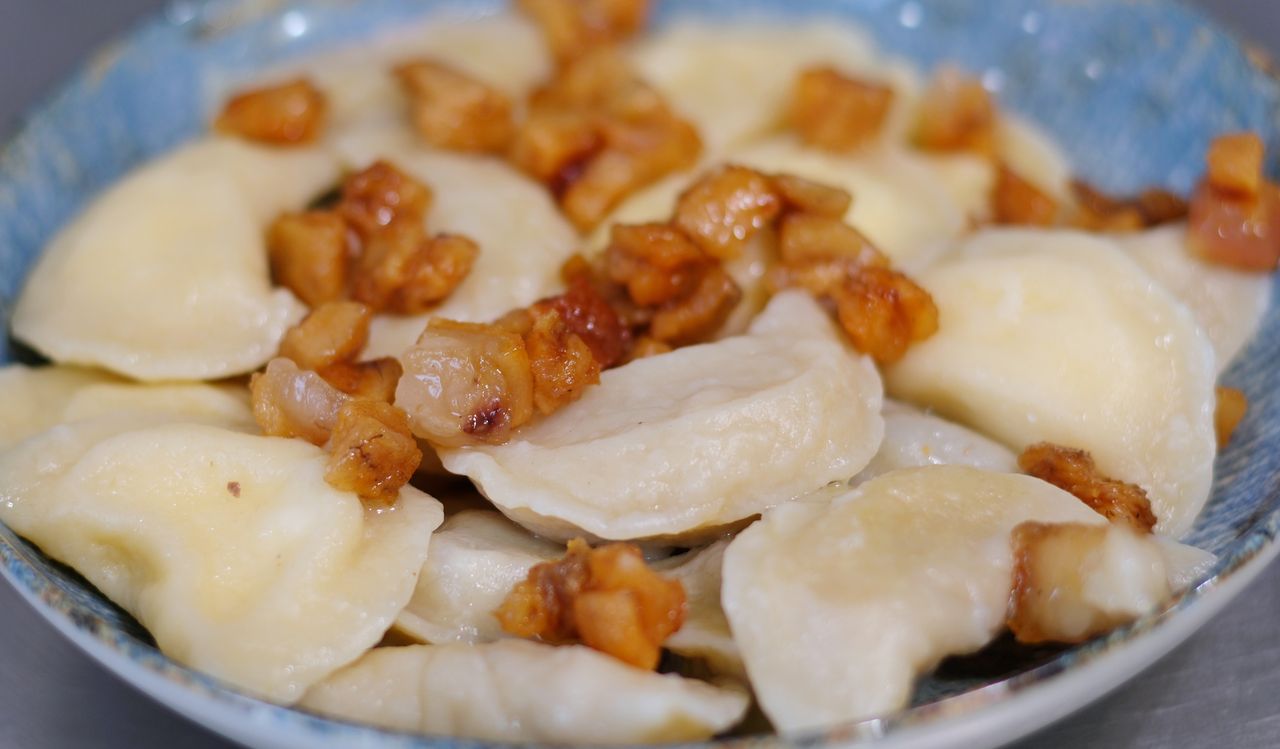 Rozmrażam pierogi tylko w taki sposób. Nie tracą formy i smakują jak świeże