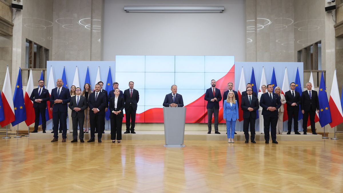 Warszawa, 23.07.2025. Premier Donald Tusk (C) oraz nowi ministrwoie, na pierwszym planie od lewej: Jakub Rutnicki, Miłosz Motyka, Waldemar Żurek, Marta Cienkowska, Jolanta Sobierańska-Grenda, Wojciech Balczun i Stefan Krajewski podczas konferencji prasowej w KPRM w Warszawie, 23 bm. Szef rządu przedstawił szczegóły rekonstrukcji swojego gabinetu. (mr) PAP/Leszek Szymański