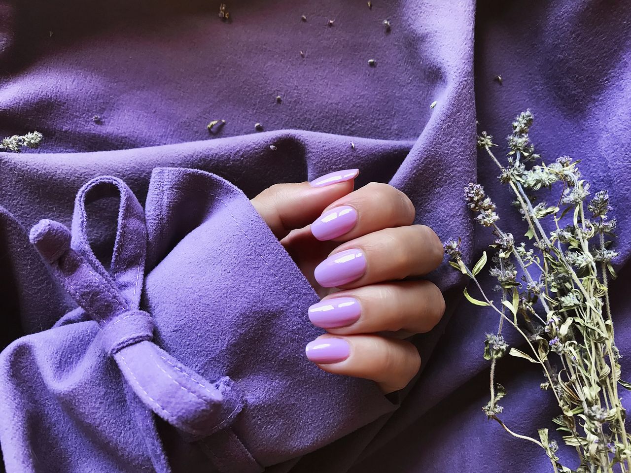 Jak stylizować fioletowe paznokcie?