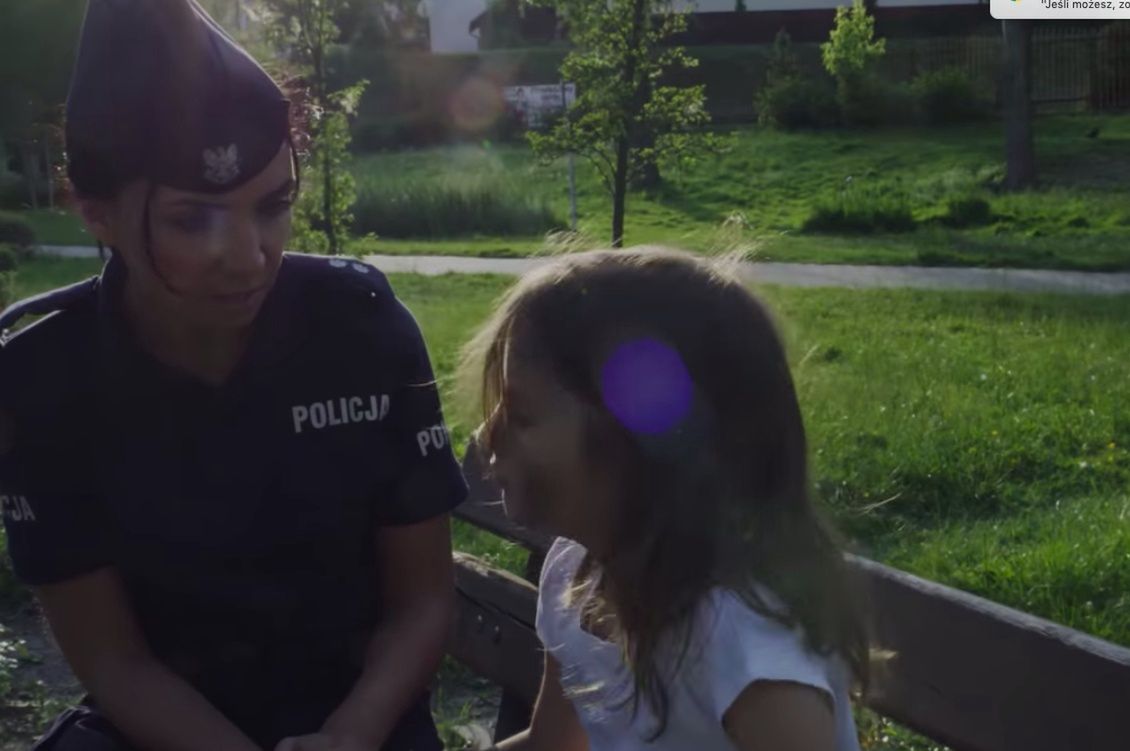 Film instruktażowy policji napomina, by nie lekceważyć widoku dziecka bez opieki osoby dorosłej