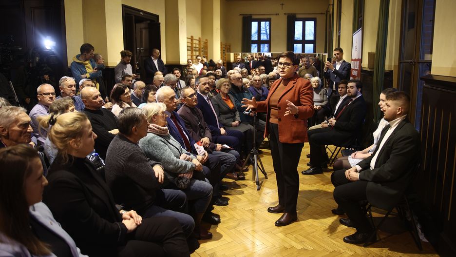 Kraków, 27.01.2024. Europosłanka Beata Szydło (C) podczas spotkania z mieszkańcami w ramach akcji "Bądźmy Razem" w Hali Sokoła w Krakowie, 27 bm. (sko) PAP/Łukasz Gągulski