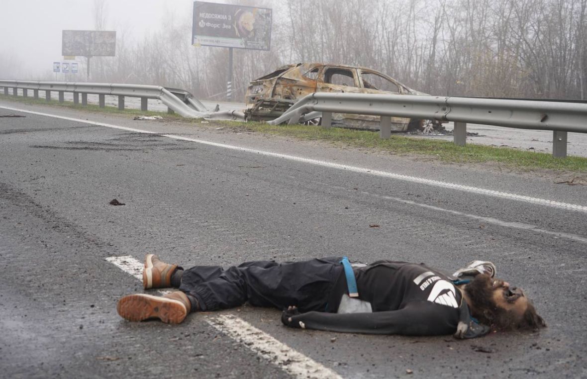 Zdjęcie zwłok na drodze Kijów-Żytomierz udostępnione przez Andrija Caplijenko, ukraińskiego dziennikarza wojennego