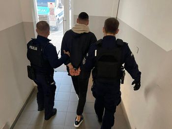 Kryminalni ze Sławna zatrzymali dwóch mężczyzn. Mieli imitację policyjnej odznaki i radiostacje