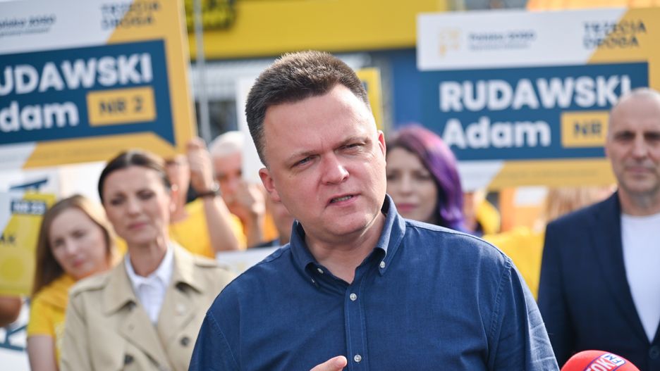 Szczecin, 03.10.2023. Kampania wyborcza do parlamentu 2023. Przewodniczący Polski 2050 Szymon Hołownia (C) podczas konferencji prasowej na Placu Kościuszki w Szczecinie, 3 bm. (jm) PAP/Marcin Bielecki