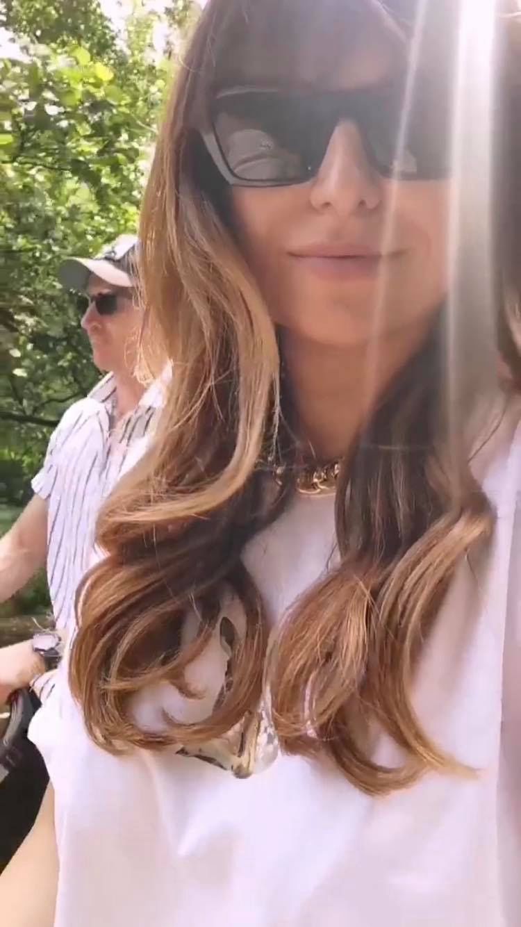 Anna i Robert Lewandowscy na rodzinnym spacerze z Laurą i Klarą