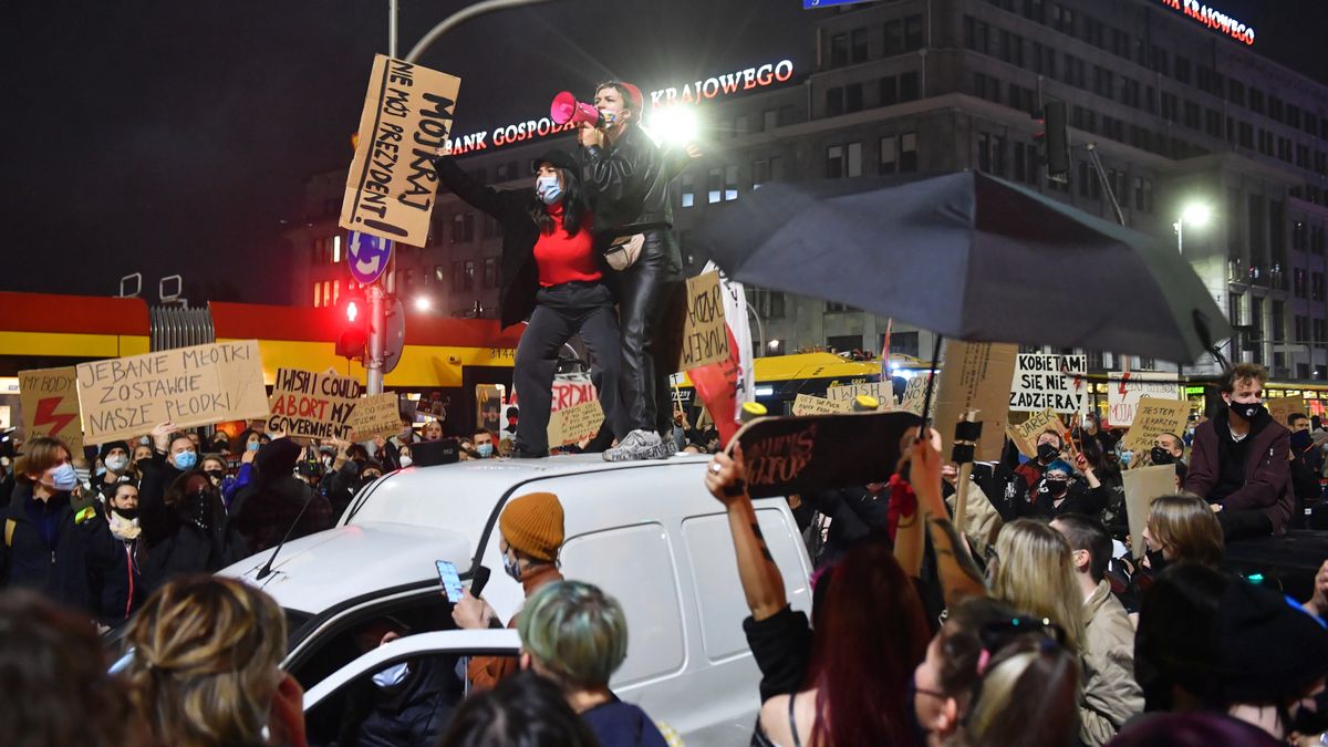 Protesty kobiet po orzeczeniu Trybunału Konstytucyjnego odłożyły plan pełnego lockdownu na półkę.