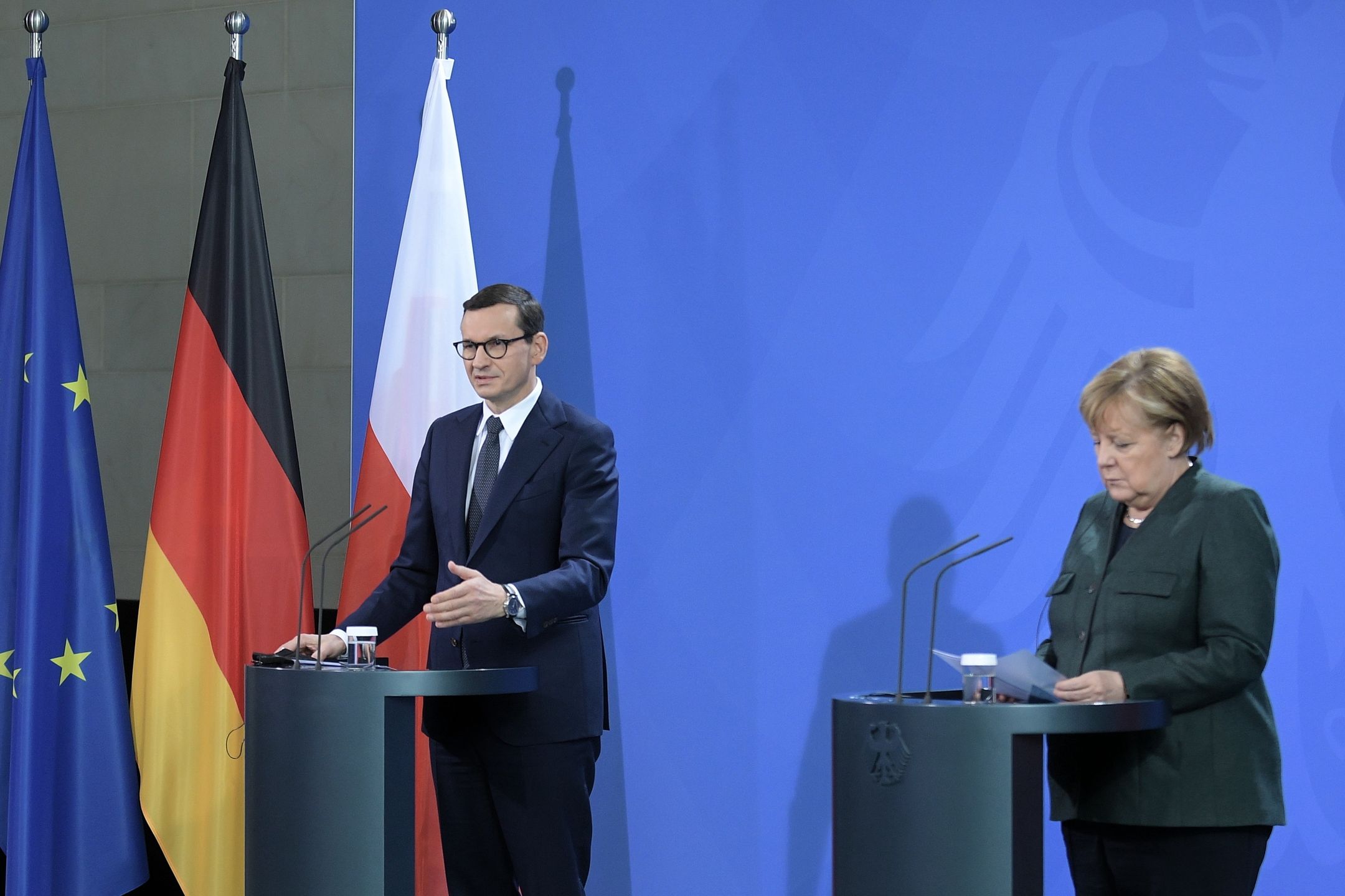 Berlin, Niemcy, 25.11.2021. Premier Mateusz Morawiecki (L) i kanclerz Niemiec Angela Merkel (P) podczas konferencji prasowej po spotkaniu w Berlinie, 25 bm. Szef rządu przebywa z jednodniową wizytą w Niemczech. (sko) PAP/Marcin Obara