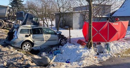 Auto przygniotło ojca i syna. Tragiczny finał