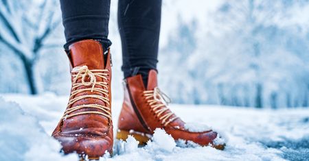 Sposoby na śliskie buty. Wykorzystasz je zimą i na parkiecie