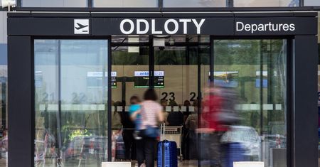 Lotnisko w Radomiu w weekend przebije kolejny próg. LOT zostanie tam na dłużej