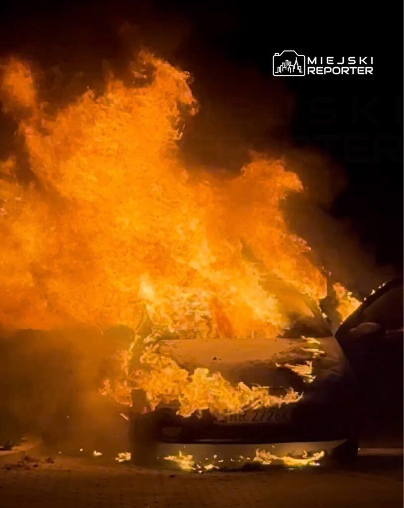 Warszawa: Nocny pożar samochodu na stacji paliw
