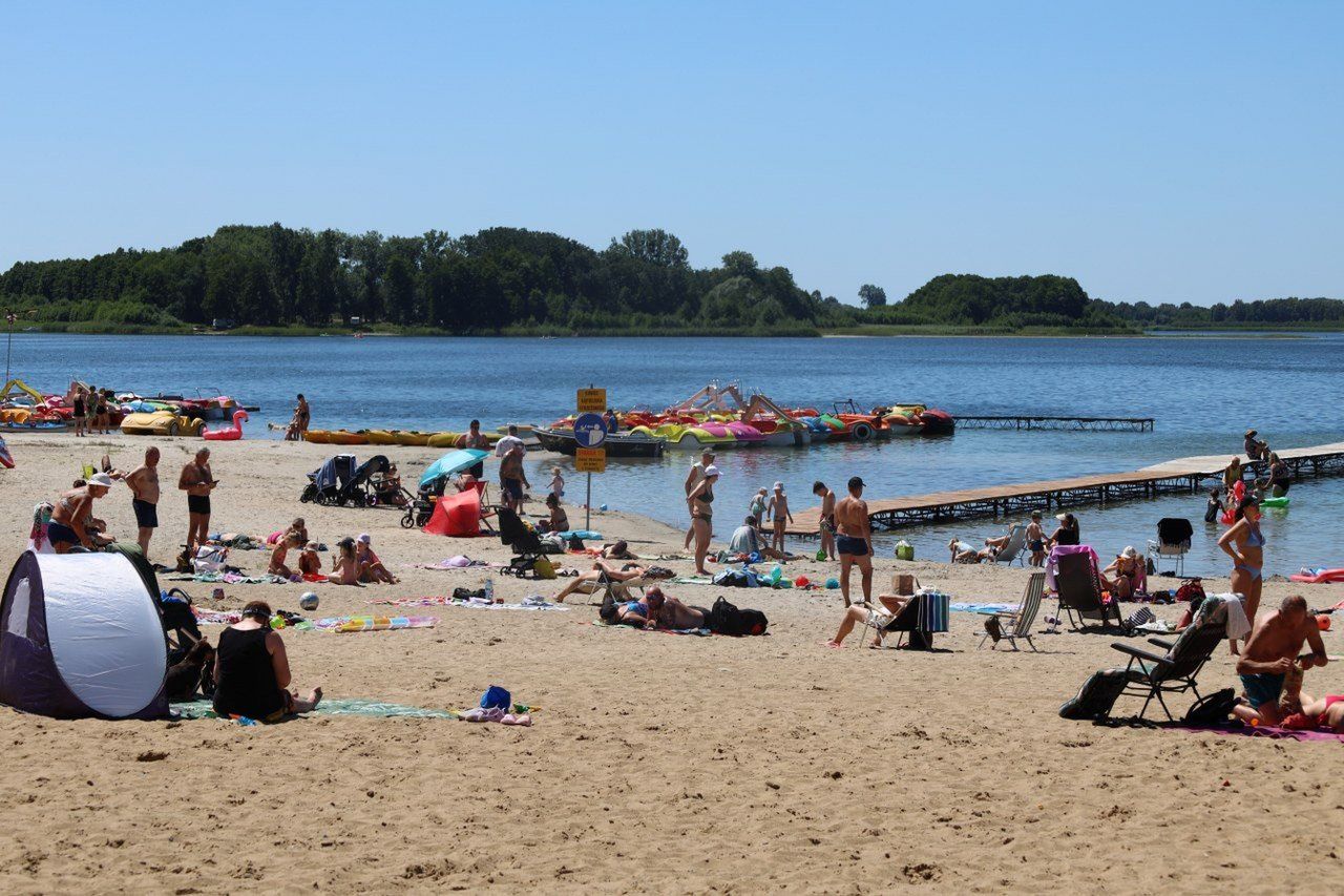 Skorzęcin na lato 2025. Turyści już rozpoczęli plażing! „To już nie jest tylko imprezownia”