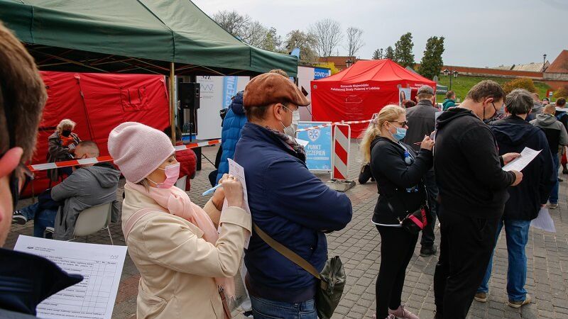 Mobilny punkt szczepień na Placu Zamkowym w Lublinie
