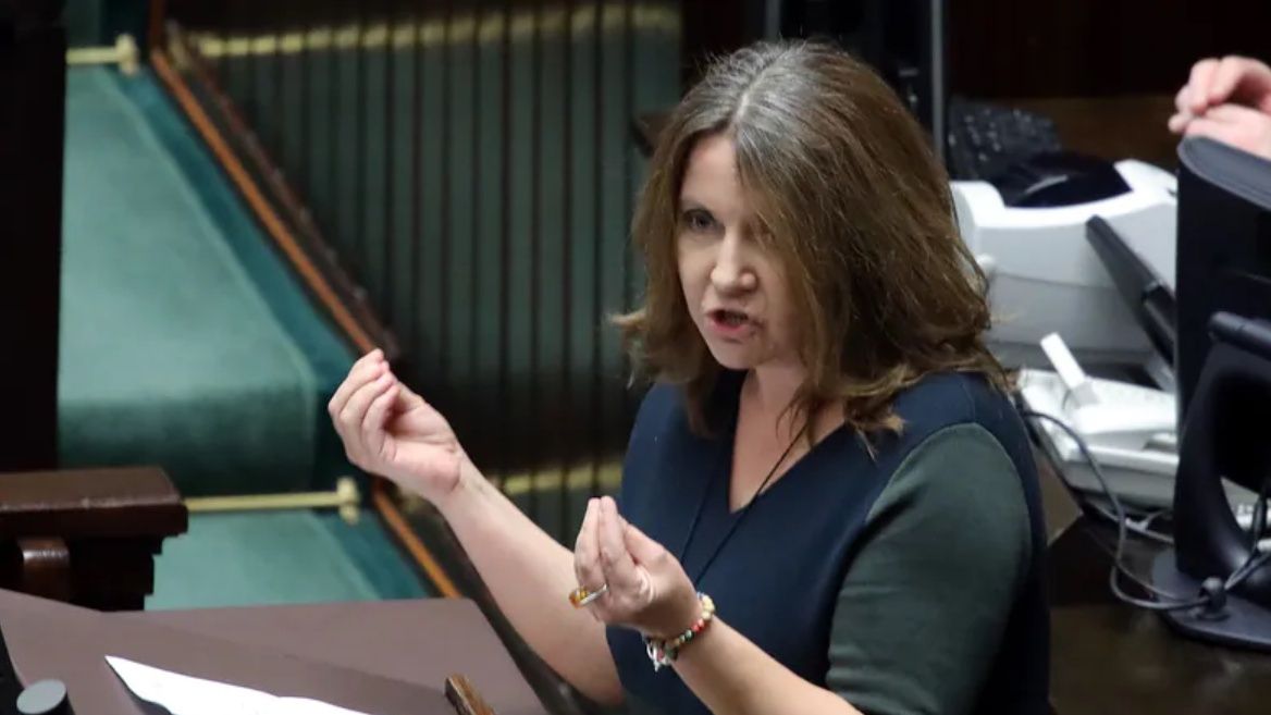 Anna Sikora z Sieradza nakleiła kartkę A4 na drzwiach biura poselskiego Joanny Lichockiej z napisem "Zaginęły prawa człowieka. Znalazcę prosimy o kontakt".