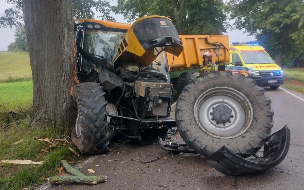 Ciągnik rozbił się na drzewie. Wiemy, co z kierowcą