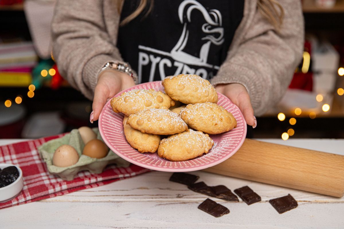 Discover the irresistible charm of homemade pine cone cookies with a chocolate-plum twist