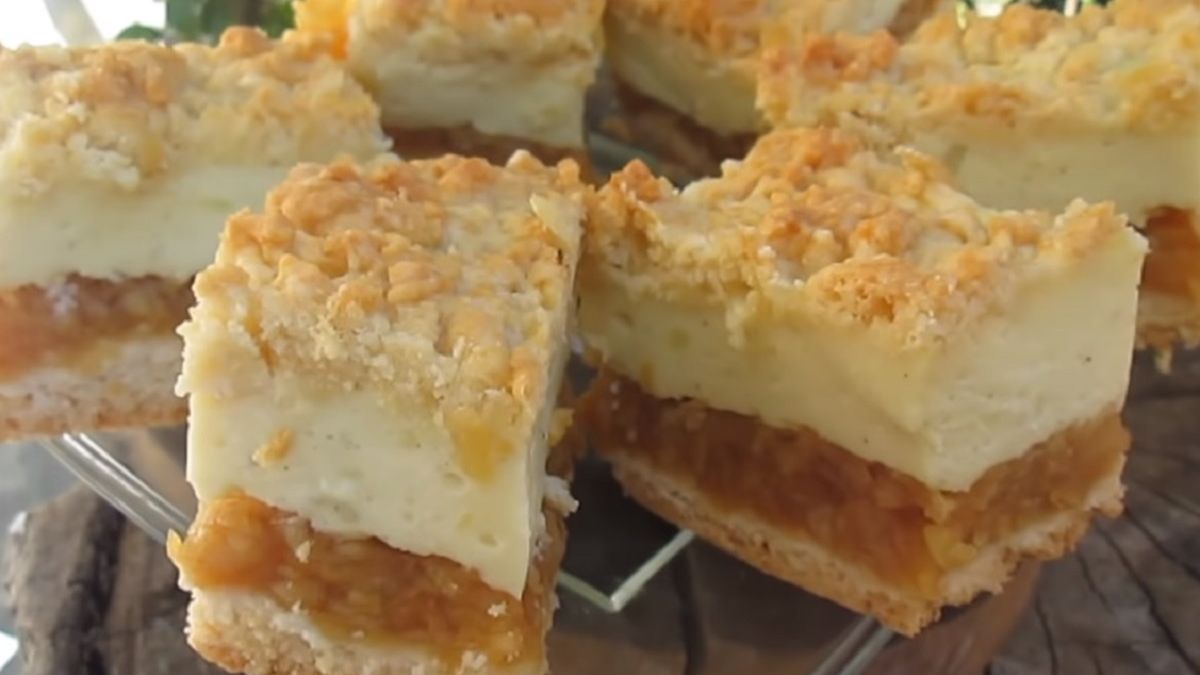 Szarlotka bez pieczenia to idealny pomysł na deser. Składniki potrzebne do jej wykonania z pewnością znajdziesz w swojej kuchni. 