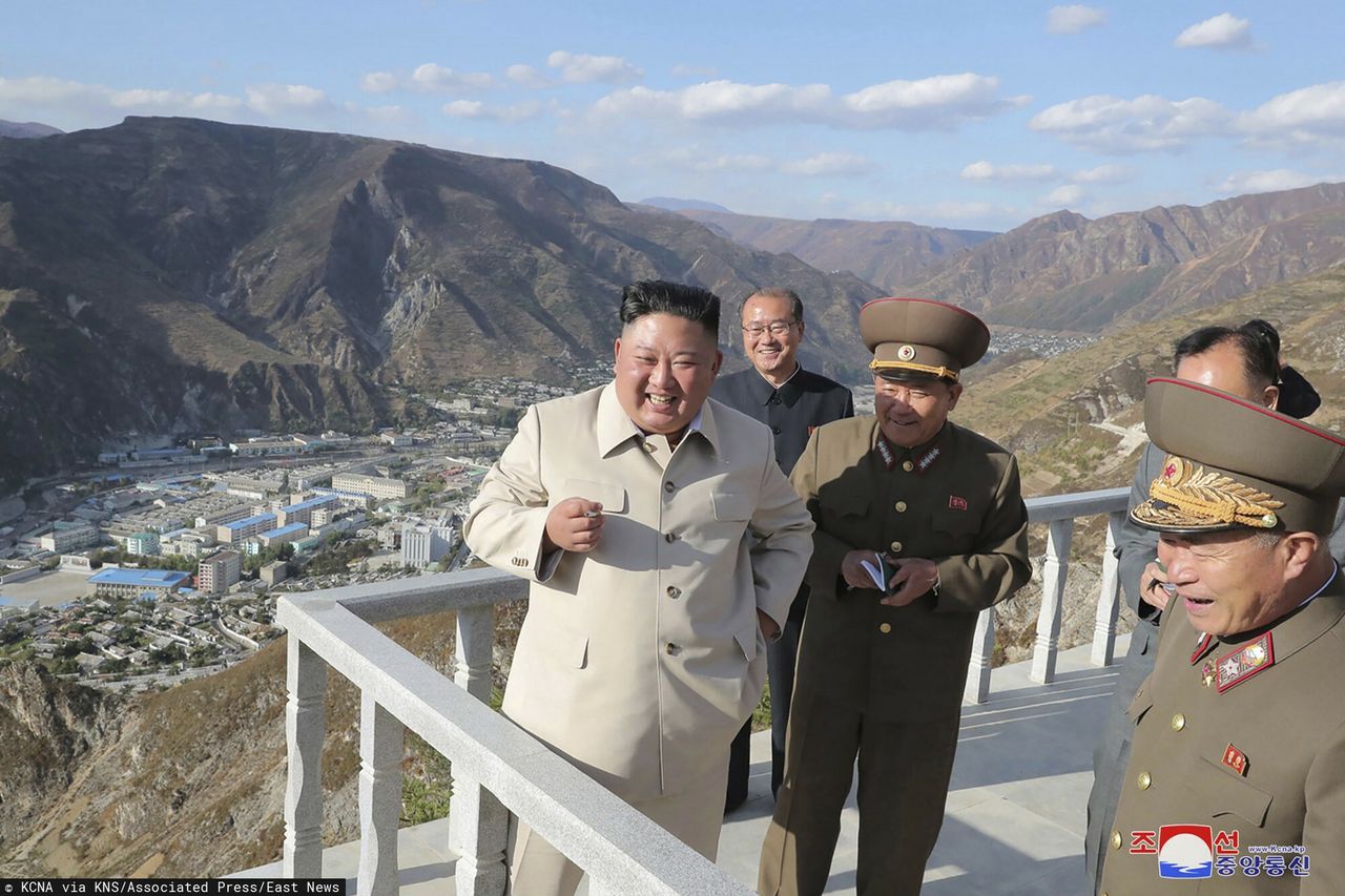 Kim Dzong Un "cierpiał za naród". Kuriozalny film w Korei Północnej